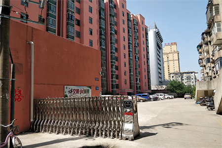 泰和苑四楼2室1厅1卫55万80m2精装修带储藏室出售